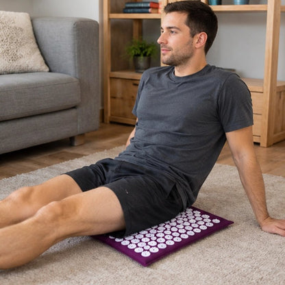Tapis d'acupression homme assis détendu
