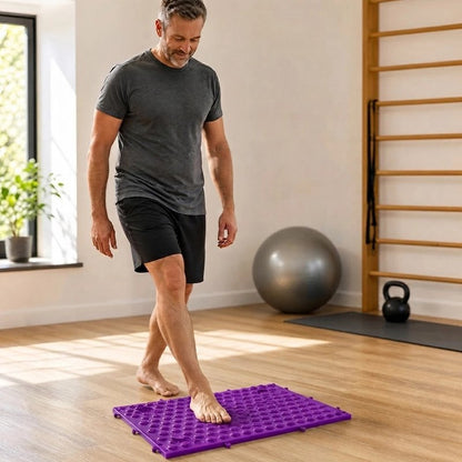 Tapis d'acupression pieds violet homme debout