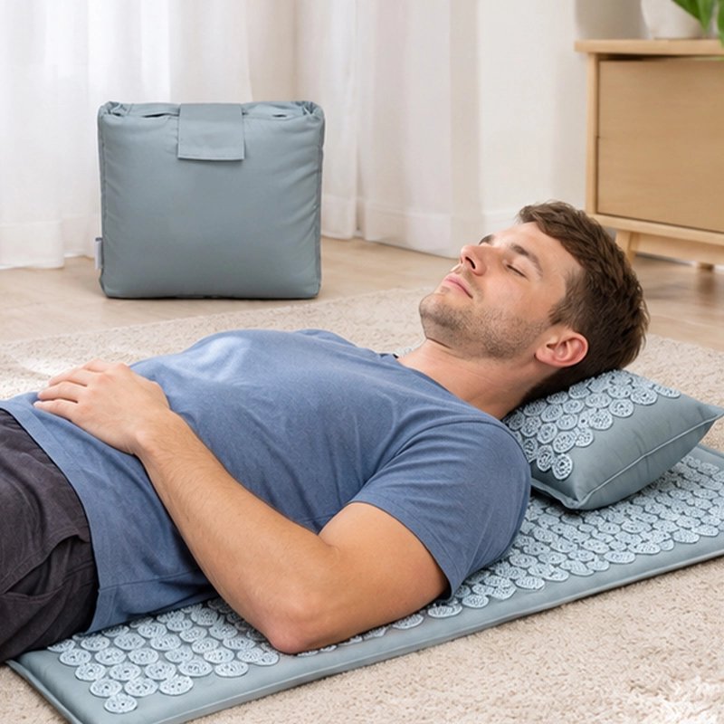 Tapis de fleurs de lotus et coussin gris blanc acupression homme détendu