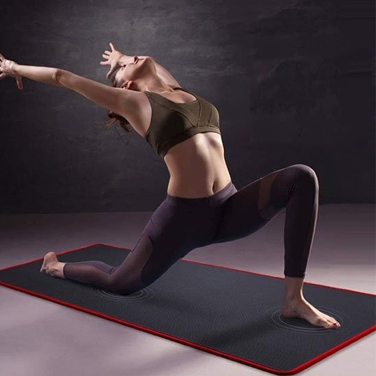 Tapis de gym gris bords rouges femme yoga fitness