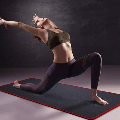 Tapis de gym gris bords rouges femme yoga fitness