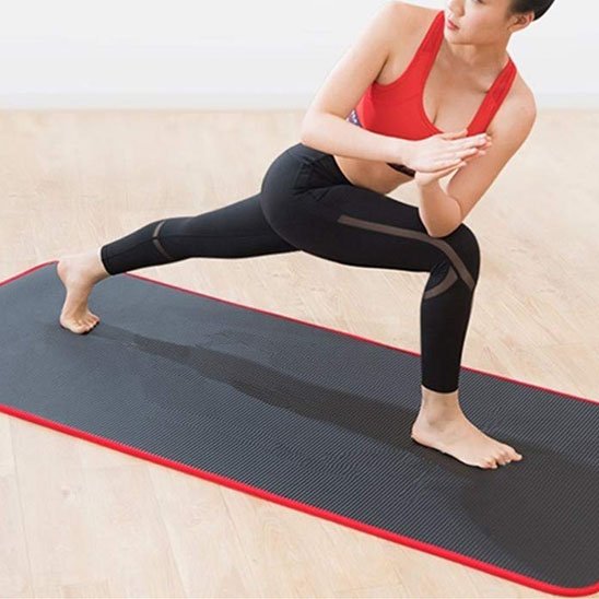 Tapis de gym gris bords rouges yoga