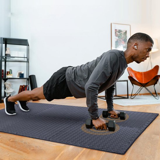 Tapis de sport gris homme planche