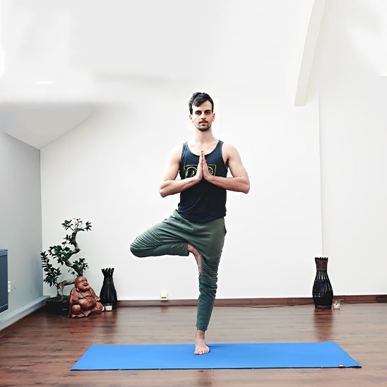 Tapis de sport homme posture de l'arbre