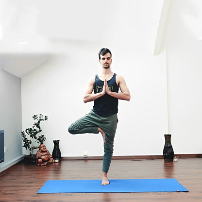 Tapis de sport homme posture de l'arbre