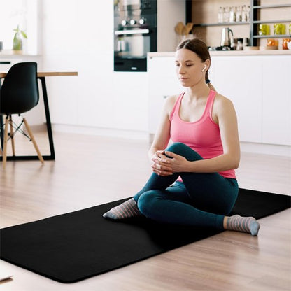 Tapis de yoga noir salle de sport
