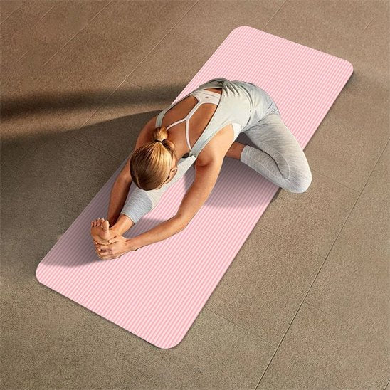Tapis de yoga rose position de l'enfant