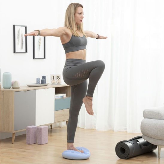 Tapis pilates femme posture de l'arbre