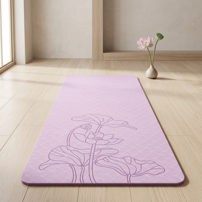 Tapis de yoga lilas avec motif lotus dans une pièce lumineuse.