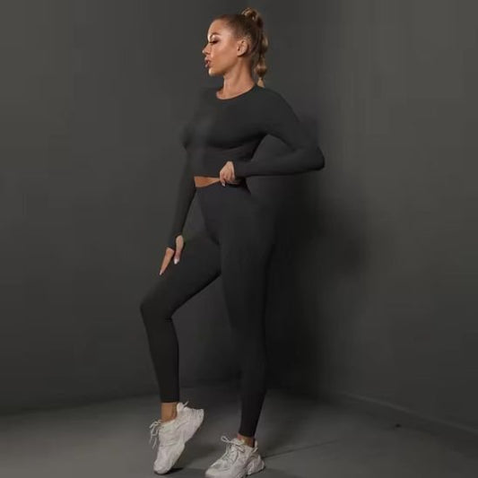 tenue yoga deux pièces haut longues manches legging portée par une femme blonde