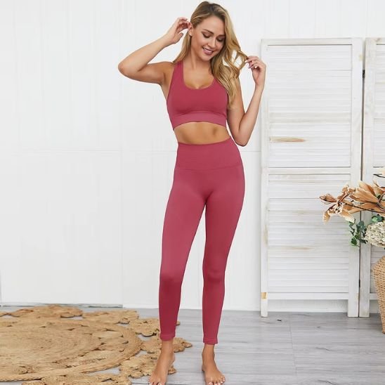 tenue yoga rose tenue yoga deux pièces brassière legging portée par une femme blonde