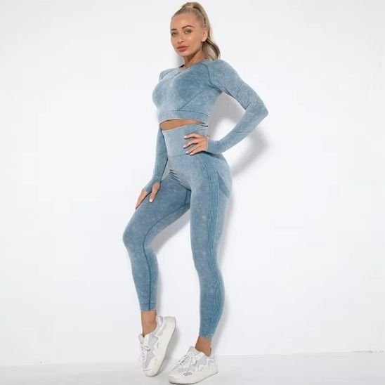 tenue yoga velours bleu deux pièces portée par une jeune femme blonde