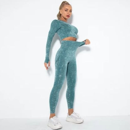 tenue yoga velours vert deux pièces portée par une jeune femme blonde